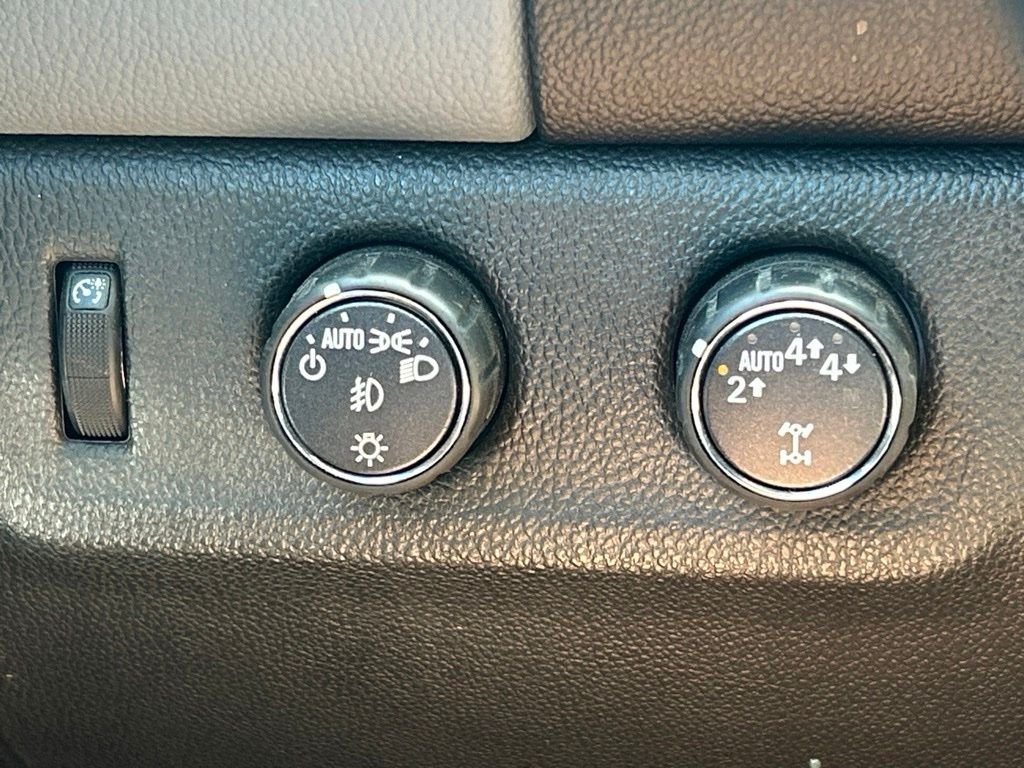 Used 2018 White Chevrolet Z71 image 29