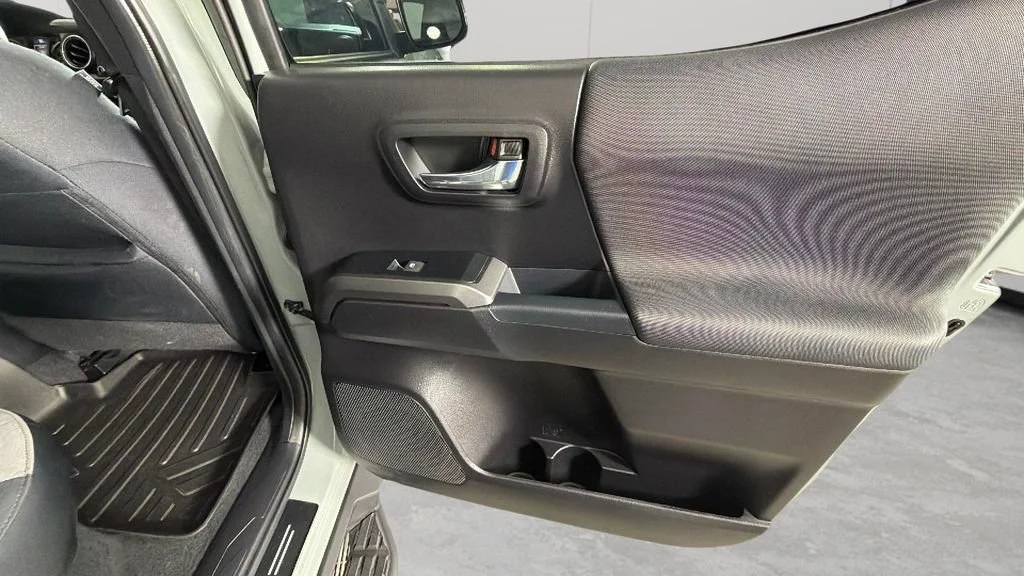 Used 2023  Toyota SR image 31
