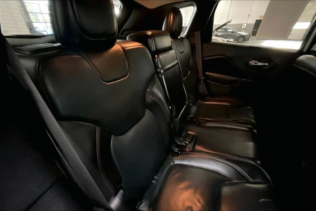 Used 2016 Black Jeep Trailhawk image 27