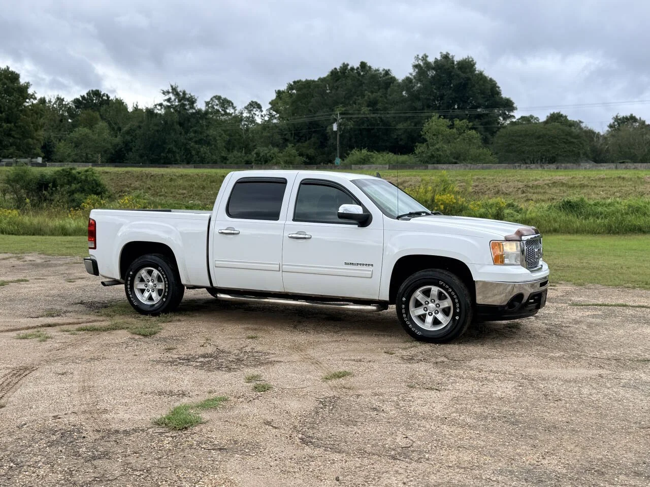 Used 2011 White GMC SLE 4x2 4dr Crew Cab 5.8 ft. SB image 7
