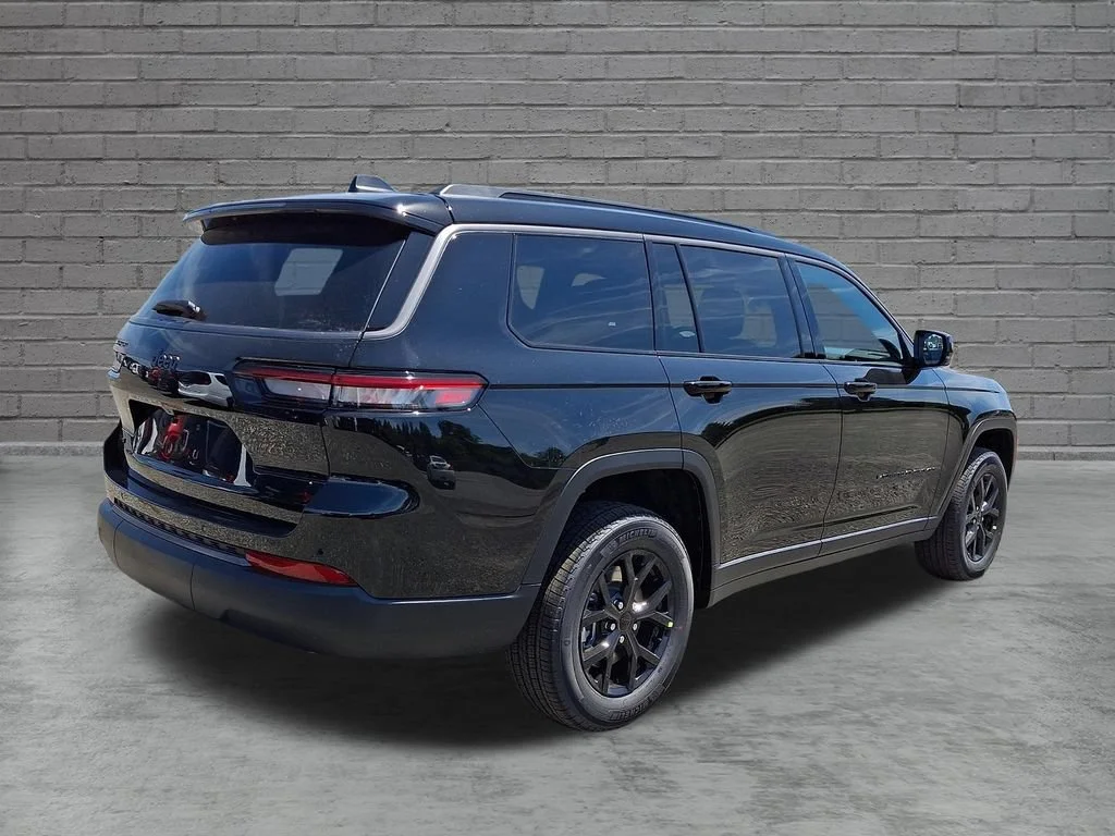 New 2026 Diamond Black Crystal Pearlcoat Jeep Laredo Altitude image 8