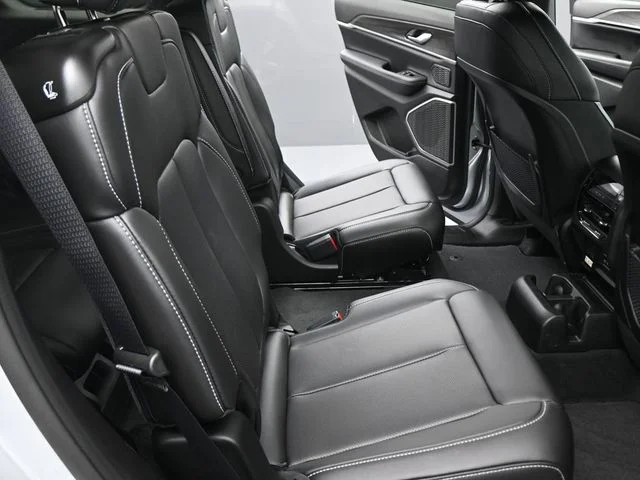 New 2026 Silver Zynith Exterior Paint Jeep Limited image 24