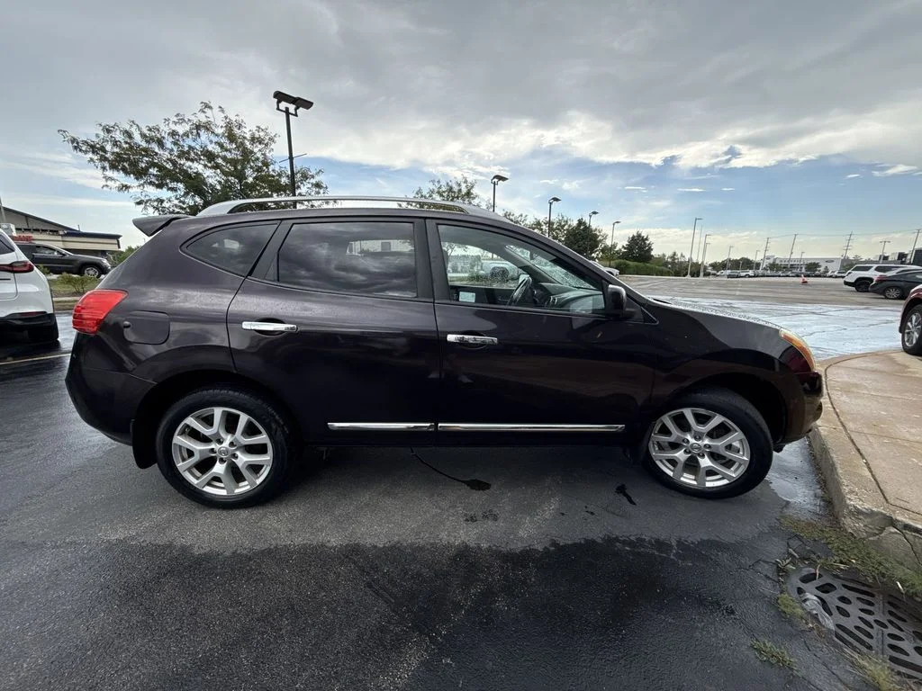 Used 2013 Black Nissan SL image 4