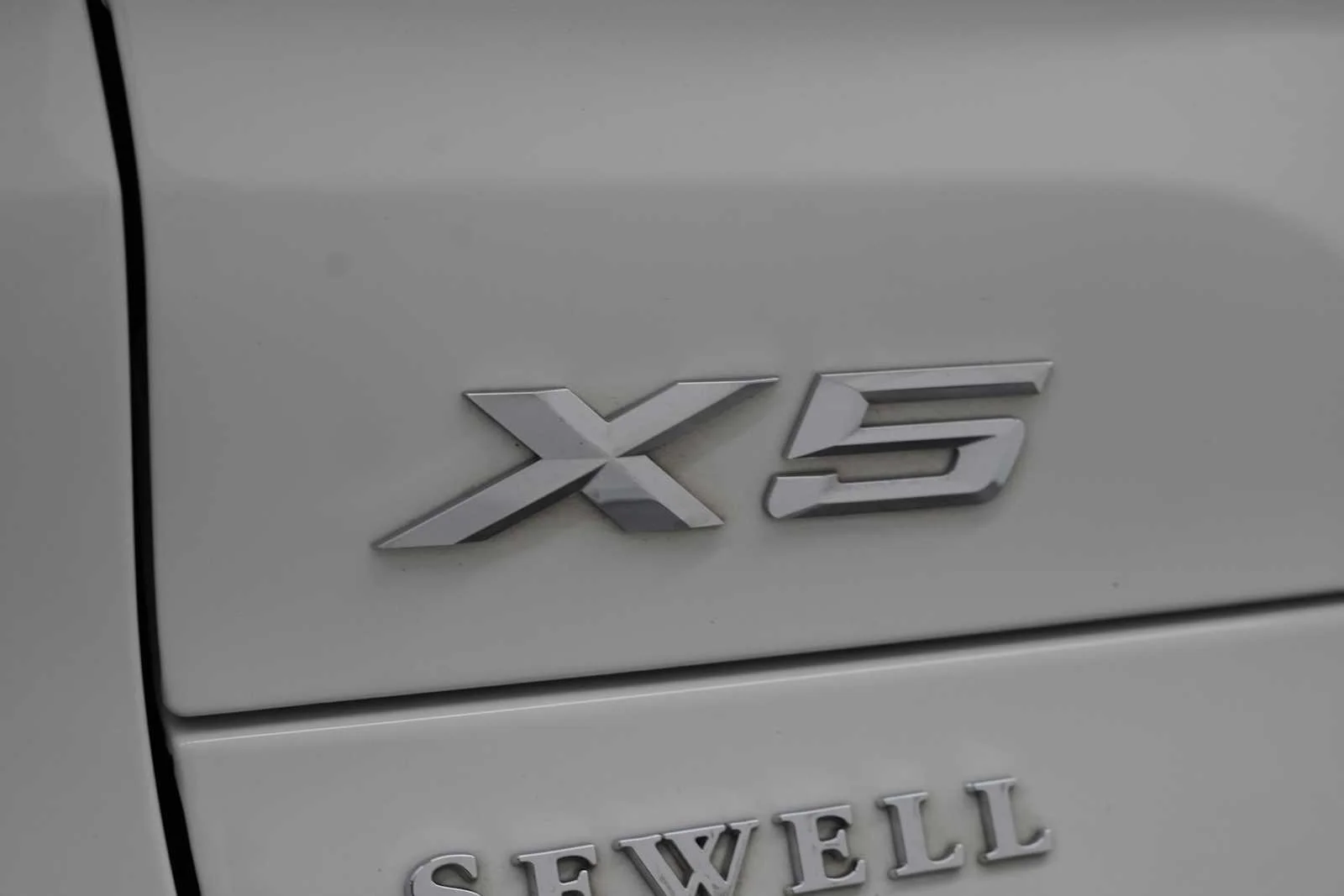 Certified Used 2024 Alpine White BMW xDrive40i image 9