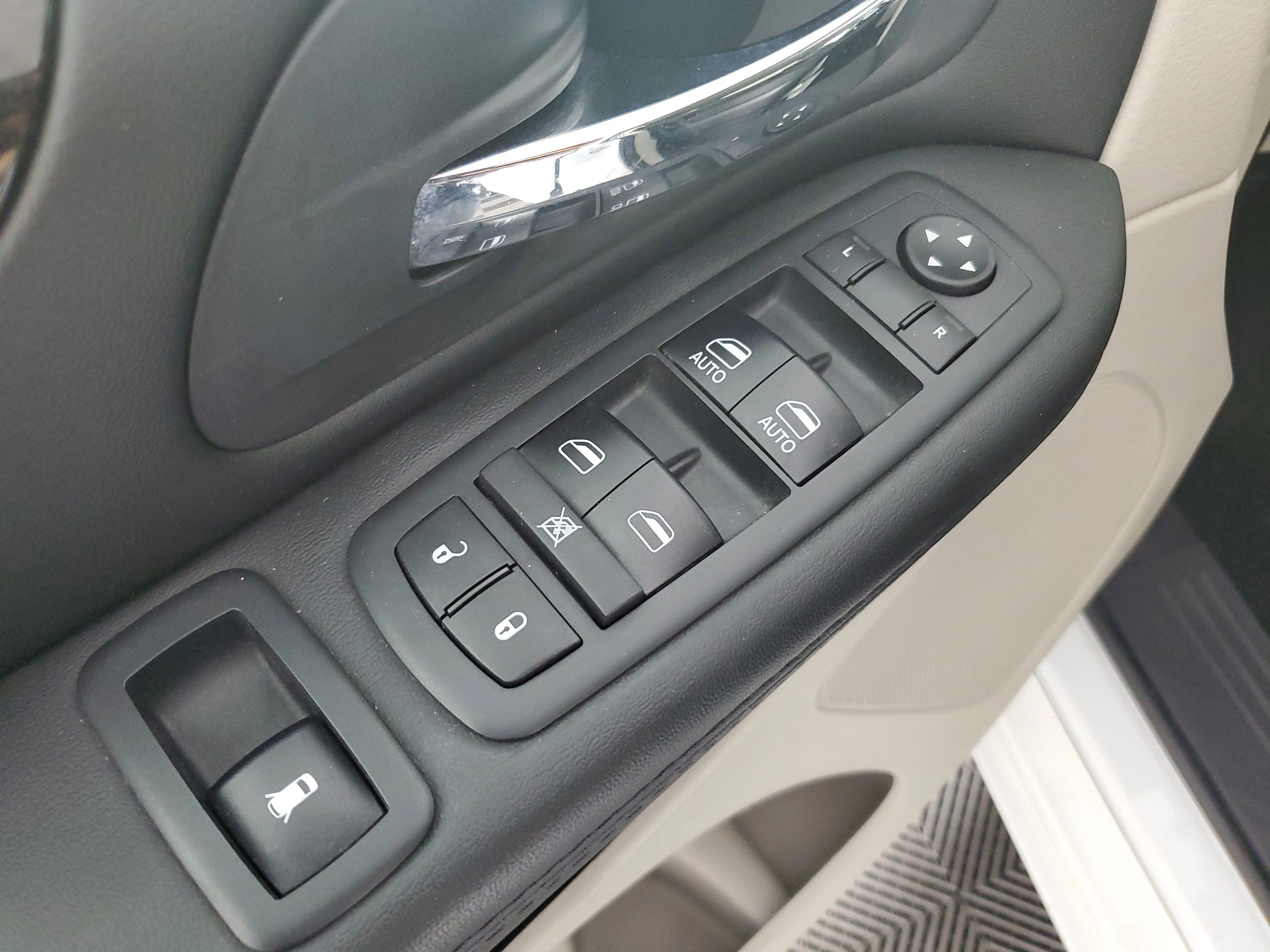 Used 2018 White Knuckle Clearcoat Dodge SE image 27
