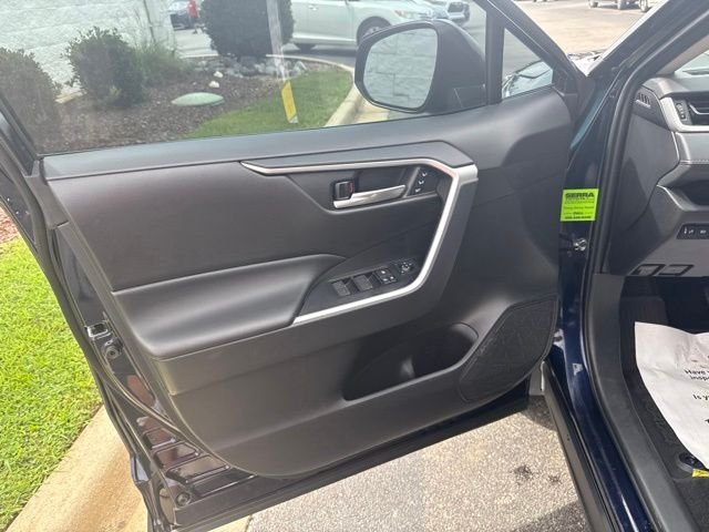 Used 2023  Toyota XLE Premium image 23