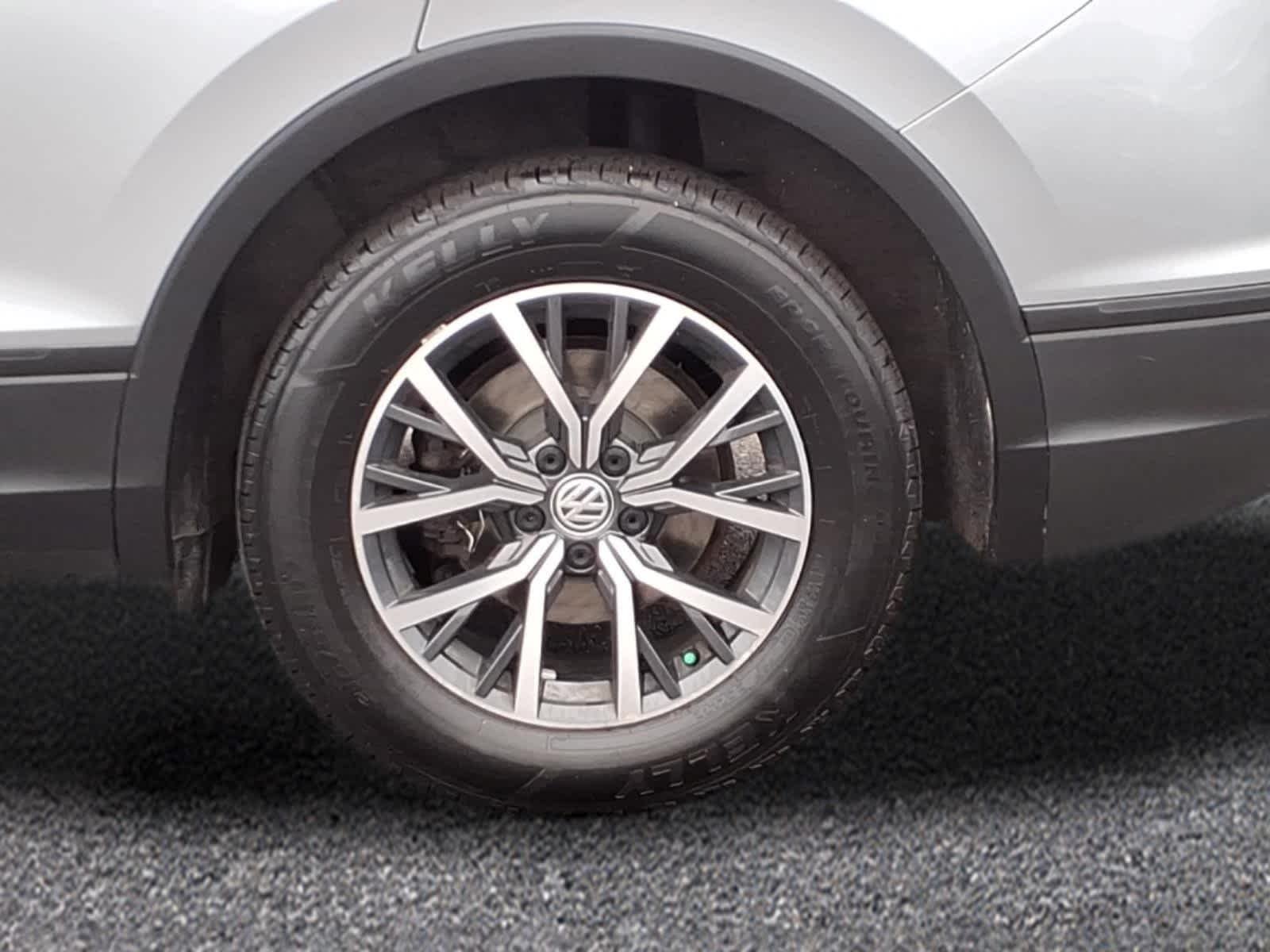 Used 2019 Pyrite Silver Metallic Volkswagen SE image 3