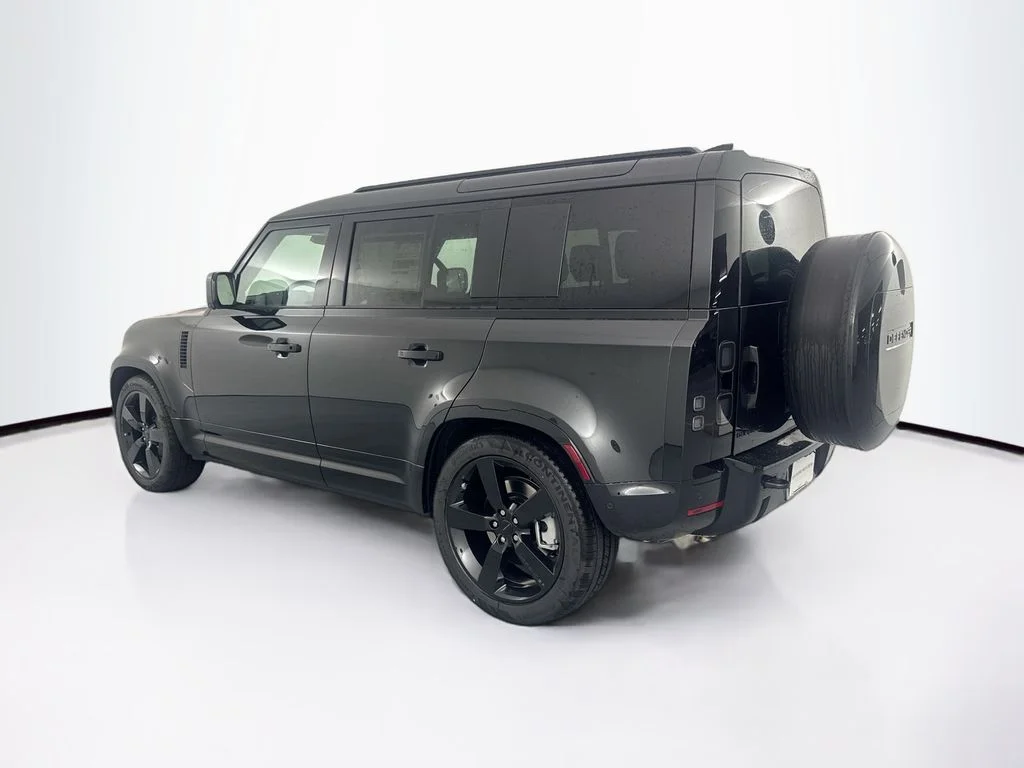 New 2026 Santorini Black Land Rover X-Dynamic SE image 7