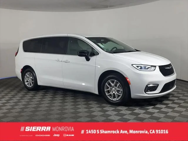 2026 Chrysler Pacifica Select's photo