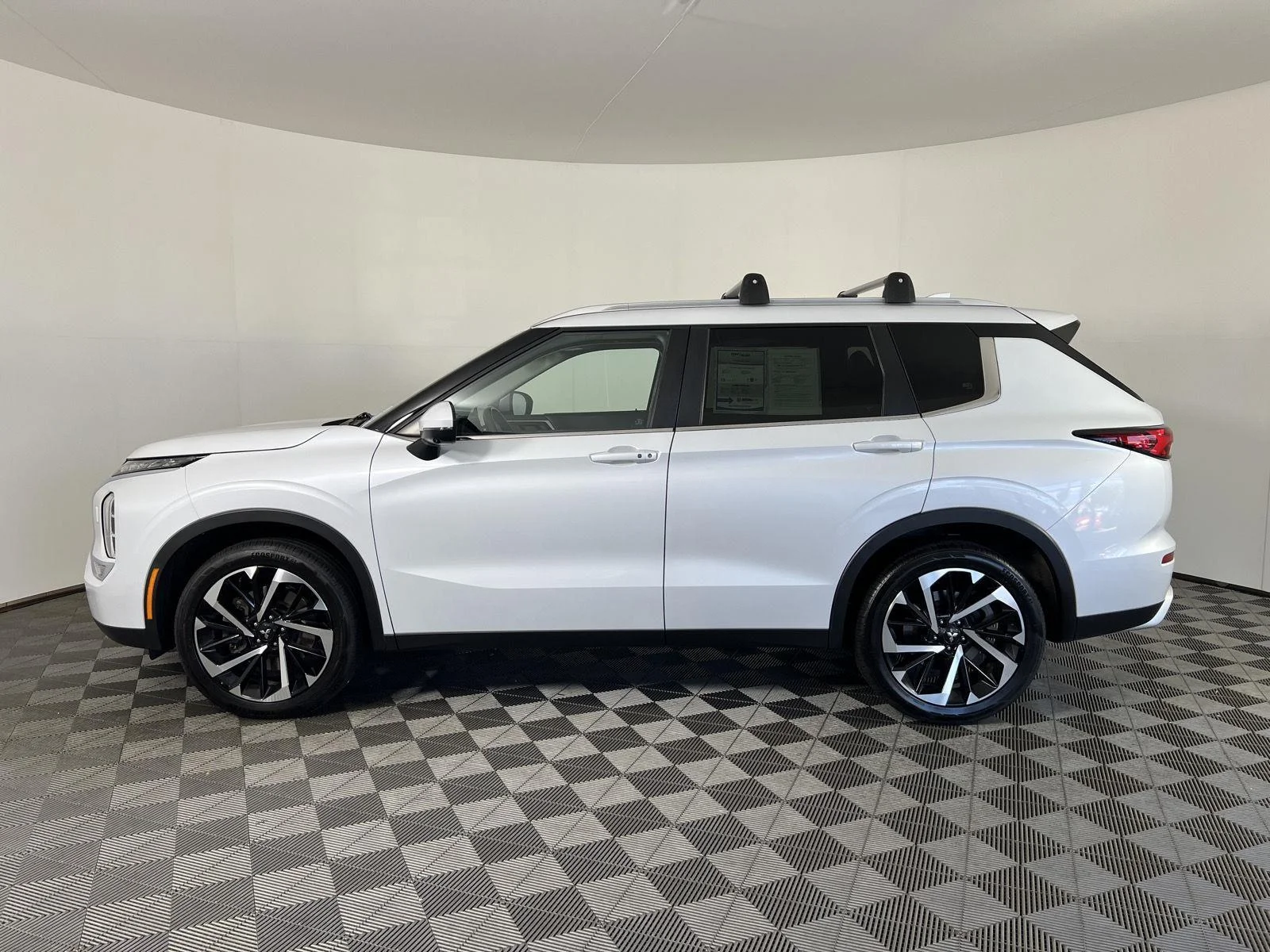 Used 2023 White Diamond Mitsubishi SE image 8