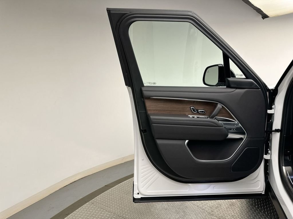 New 2026 Ostuni Pearl White Land Rover SE image 9