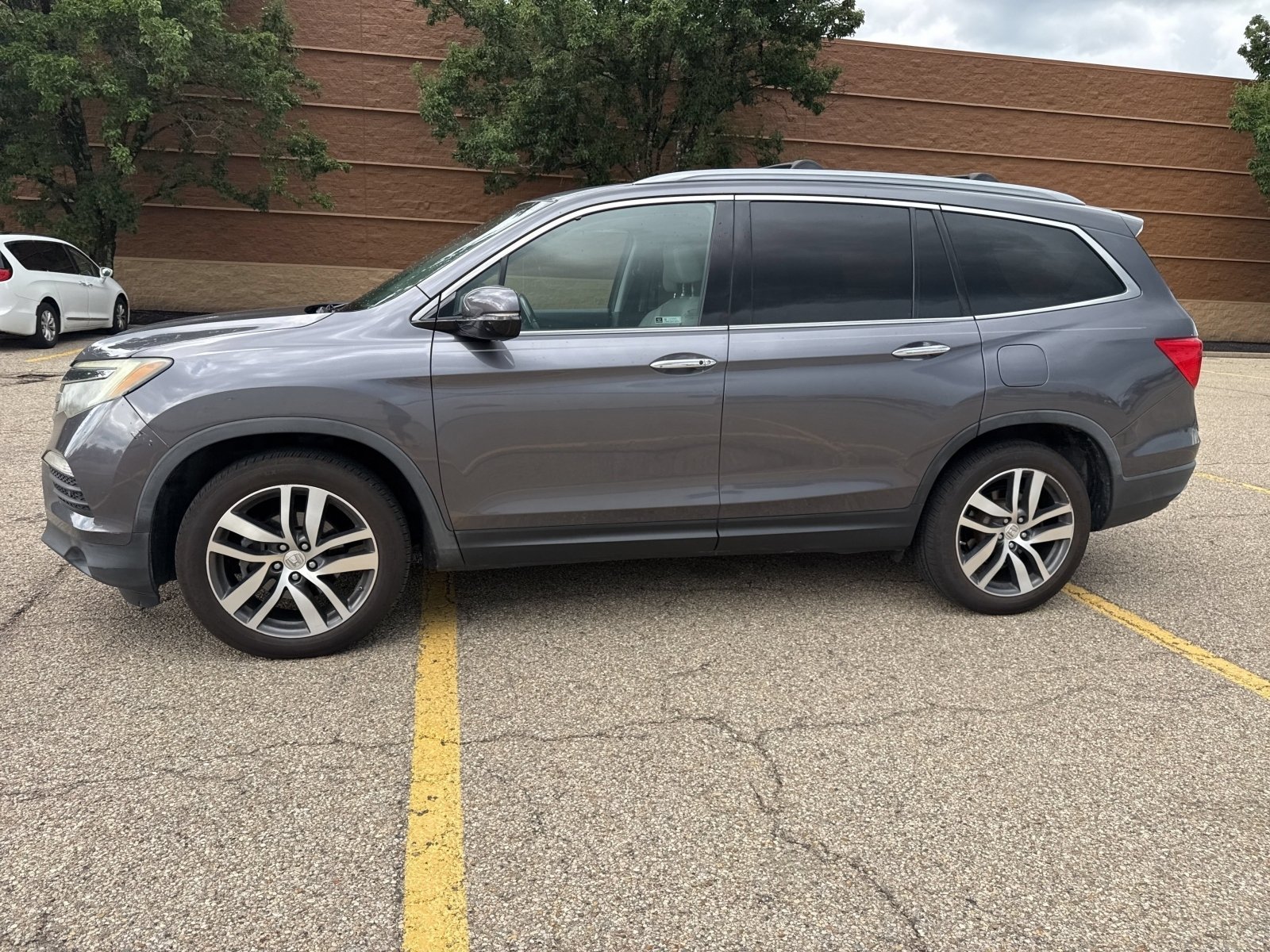 Used 2018 Modern Steel Metallic Honda Touring image 27