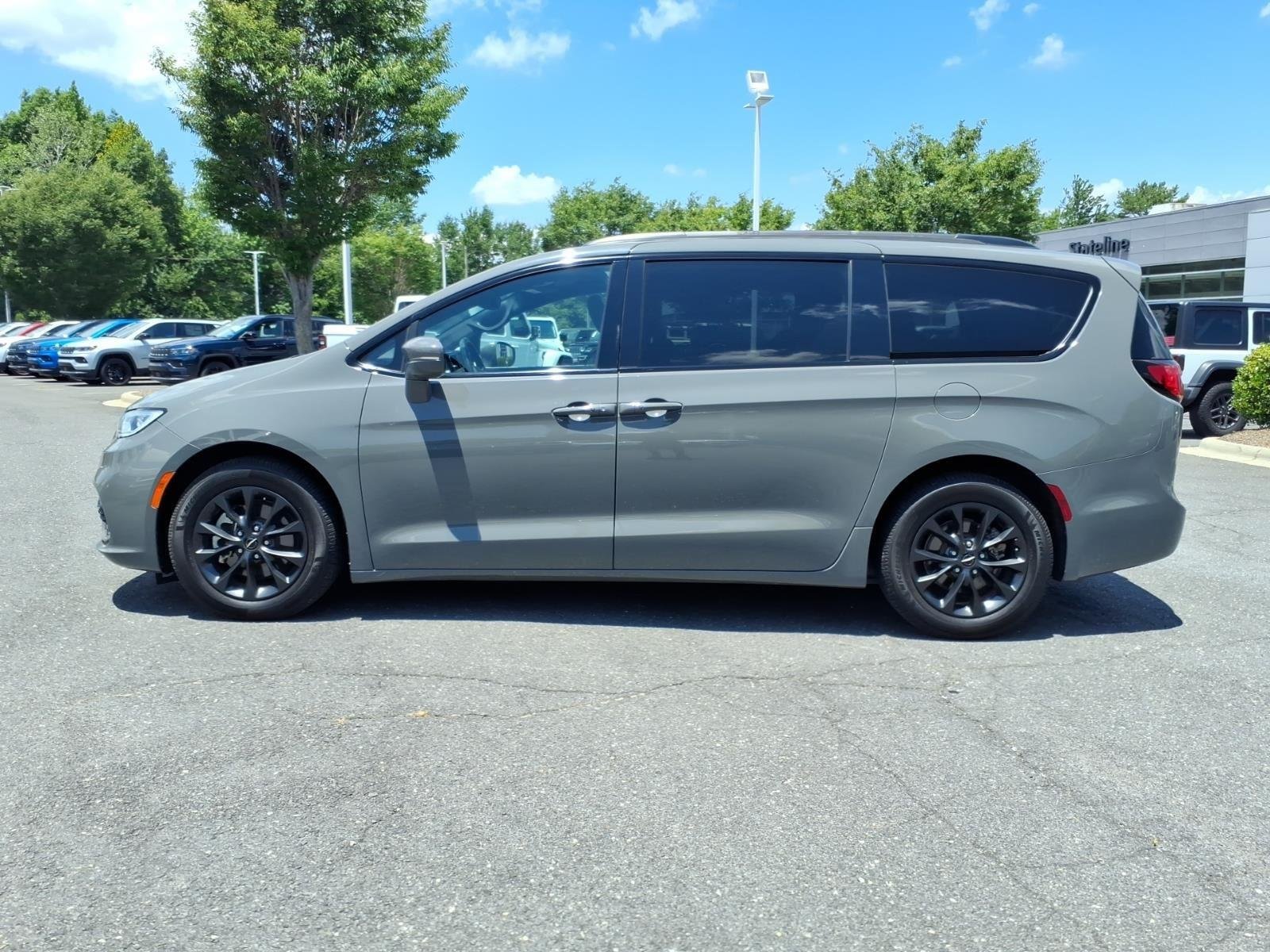 Used 2021 Ceramic Gray Clearcoat Chrysler Touring L image 3