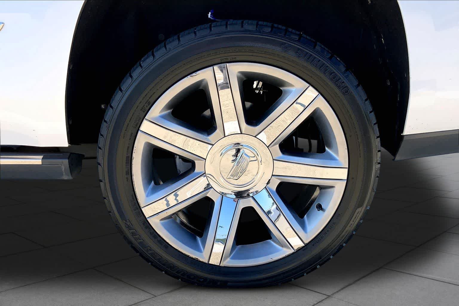 Used 2019 Crystal White Tricoat Cadillac Premium Luxury image 11