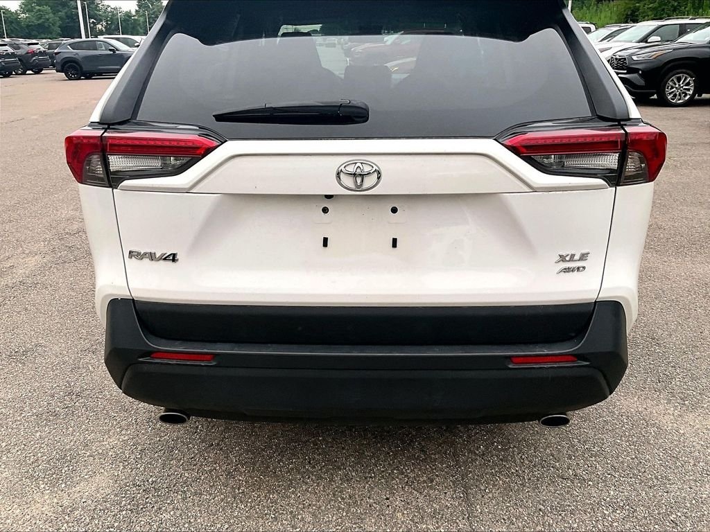 Used 2025 White Toyota XLE image 10