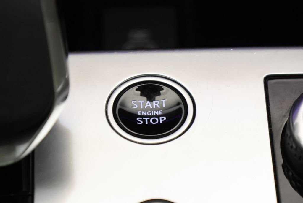 Used 2023 Carpathian Gray Premium Metallic Land Rover SE image 24