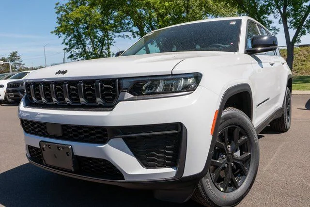 New 2026 Bright White Clear-Coat Exterior Paint Jeep Altitude image 1
