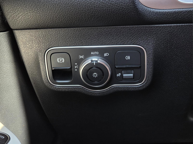 Used 2022  Mercedes-Benz GLB 250 image 19