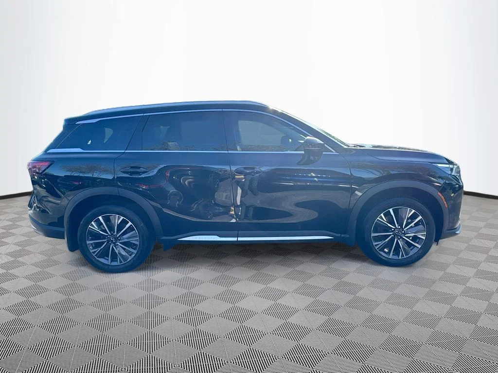 Certified Used 2026 Black INFINITI LUXE image 4