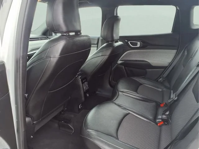 Used 2024  Jeep Latitude image 24