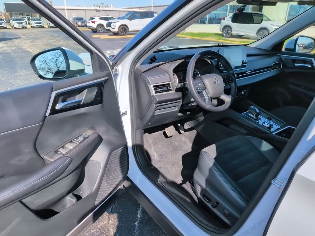 Used 2023 White Mitsubishi SE image 16