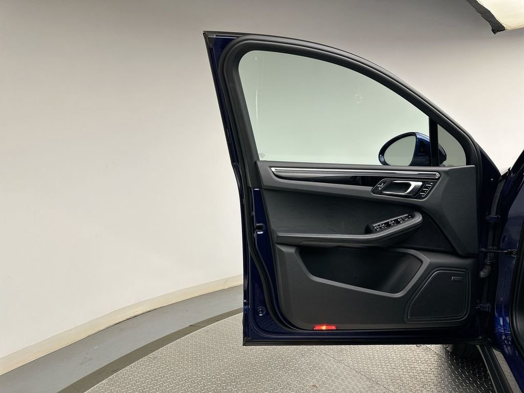 Used 2022 Gentian Blue Metallic Porsche  image 21
