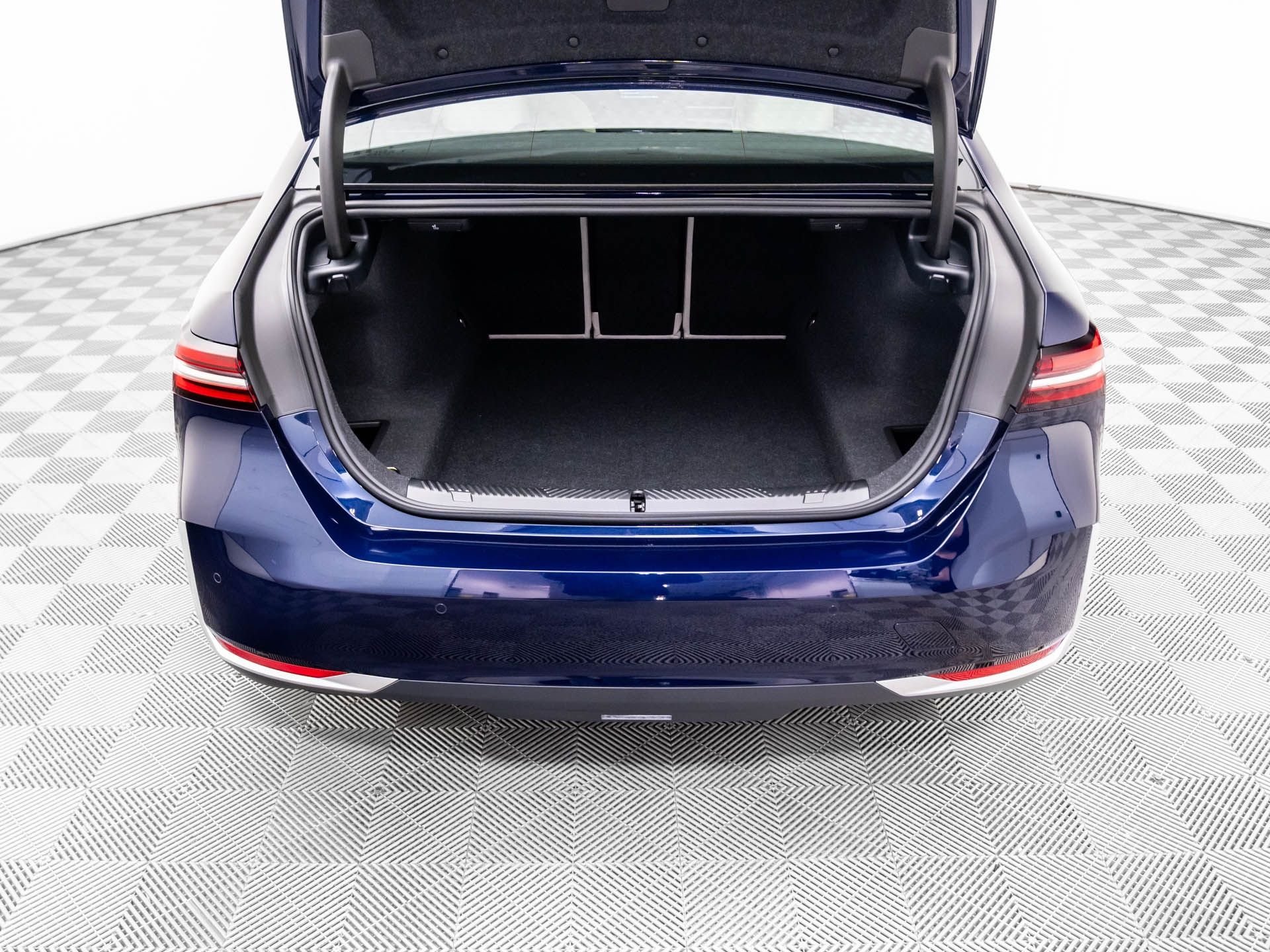 New 2026 Tanzanite Blue II Metallic BMW 530i xDrive image 30