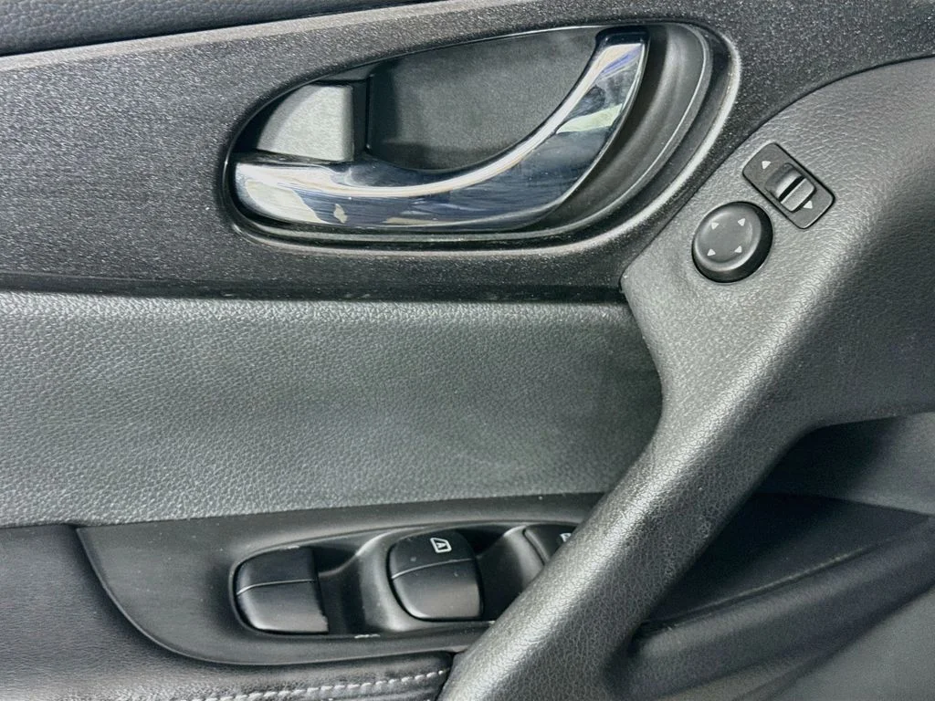 Used 2018 Blue Nissan S image 21