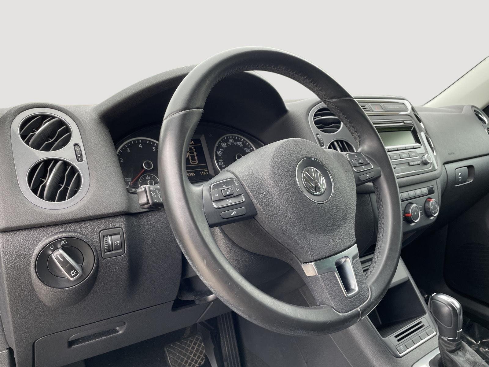 Used 2014 Pepper Gray Metallic Volkswagen SE image 21