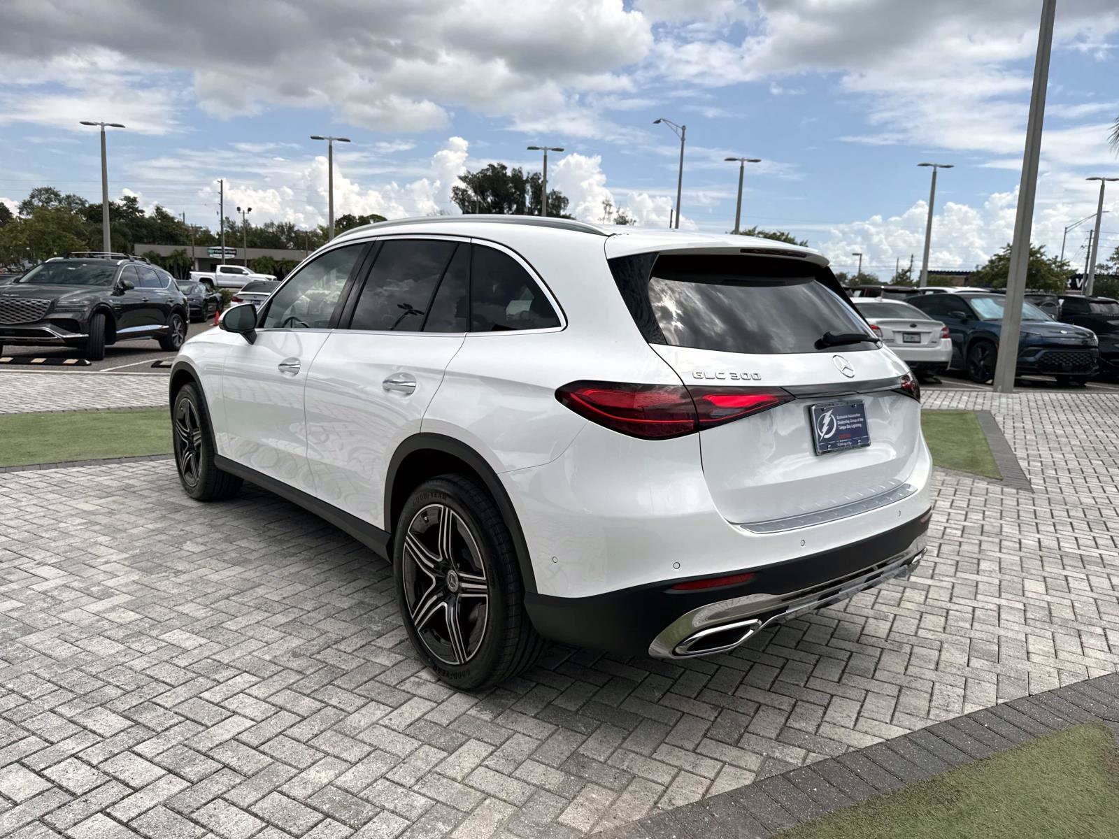 New 2027 Polar White Mercedes-Benz 300 SUV image 4