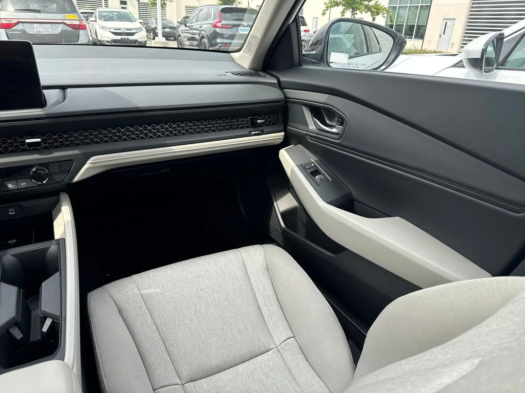 Used 2026 Platinum White Pearl Honda SE image 17