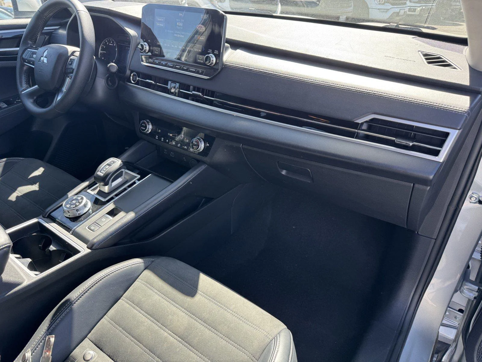 Used 2024  Mitsubishi SE image 7