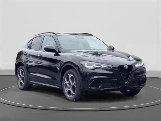 New 2025 Vulcano Black Metallic Exterior Paint Alfa Romeo  image 1