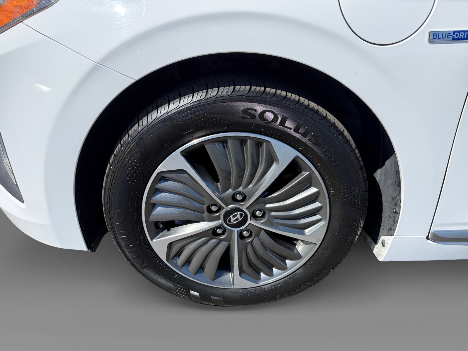 Used 2020 Ceramic White Hyundai Limited image 9