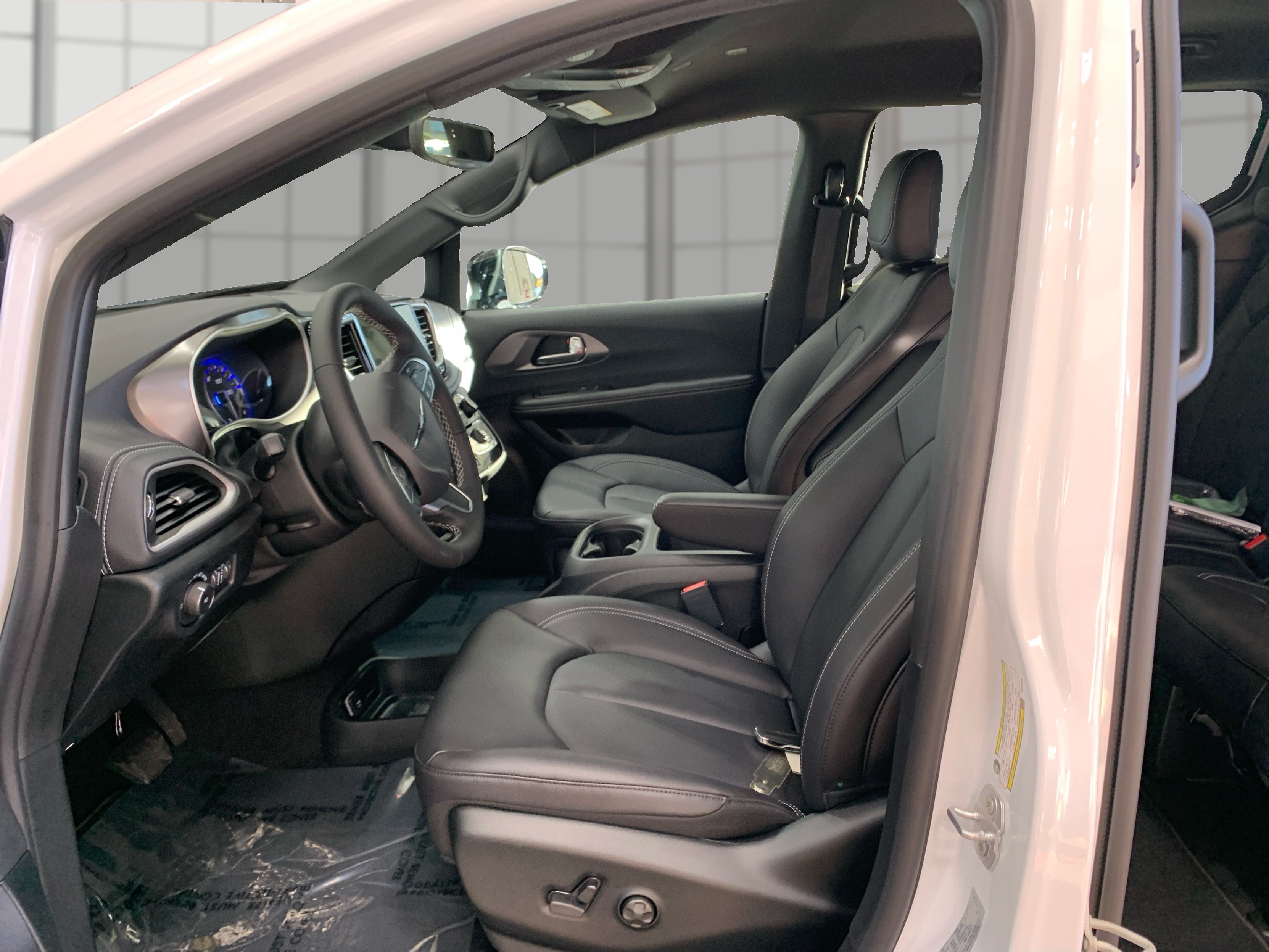 New 2026 Bright White Clear-Coat Exterior Paint Chrysler Select image 9