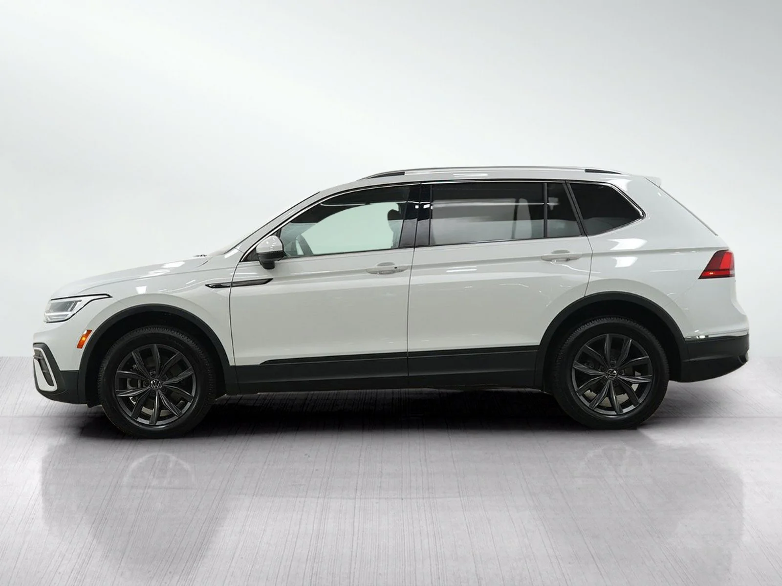 Used 2024 Volkswagen Tiguan SE with VIN 3VV2B7AX6RM017419 for sale in Roseville, Minnesota