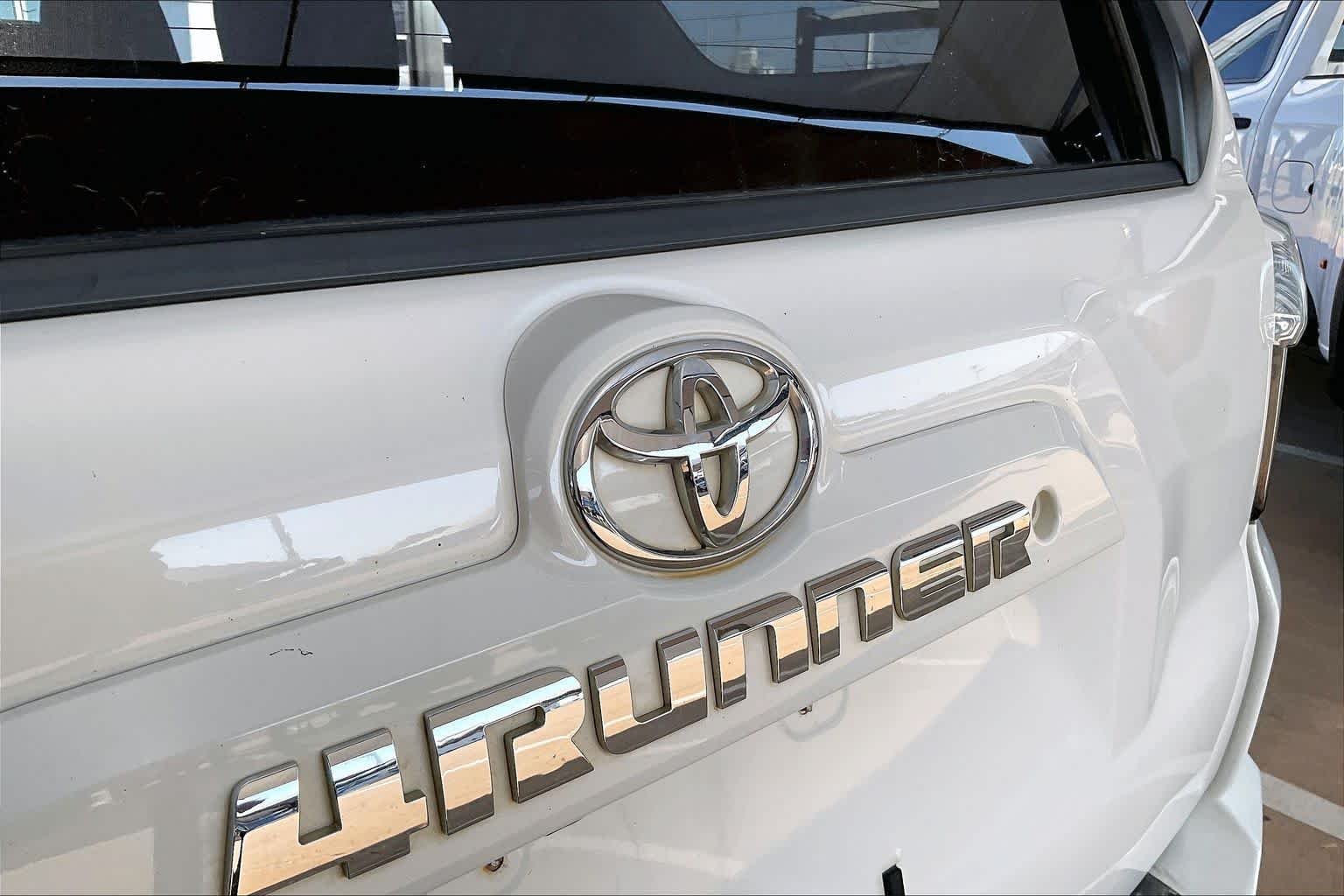 Used 2019 Super White Toyota SR5 image 29