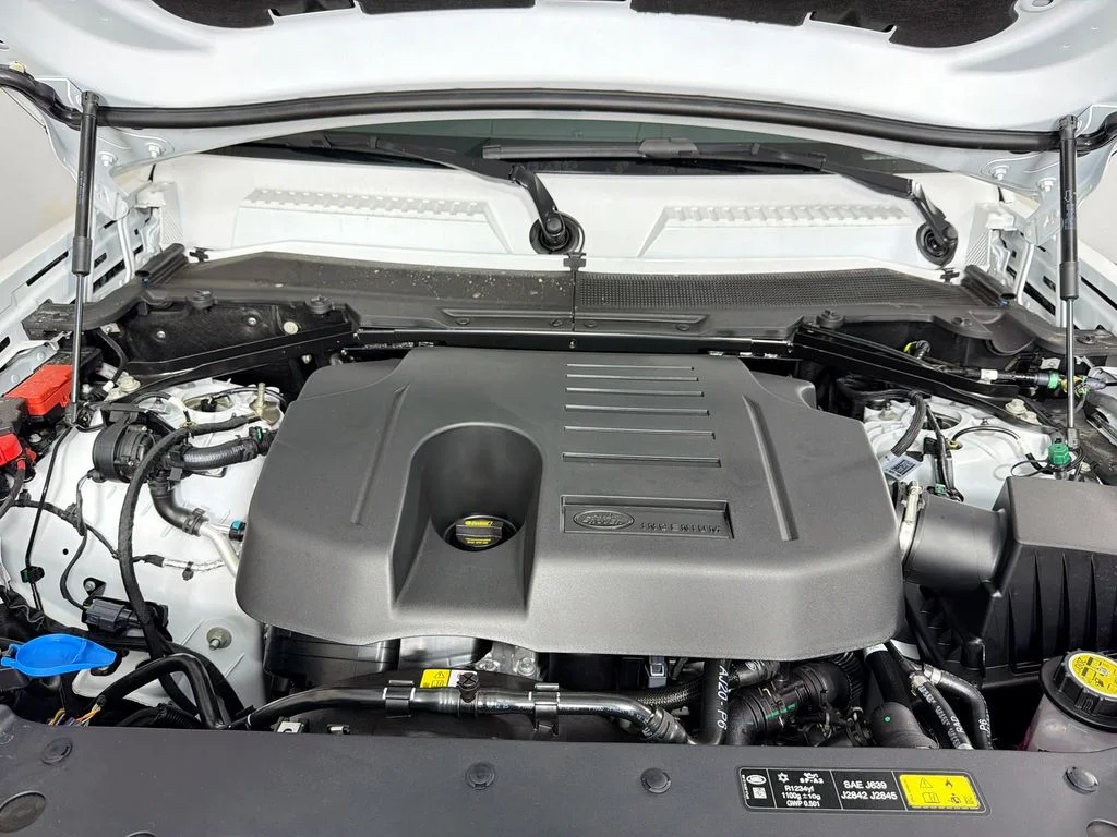 New 2026 Fuji White Land Rover X-Dynamic SE image 32