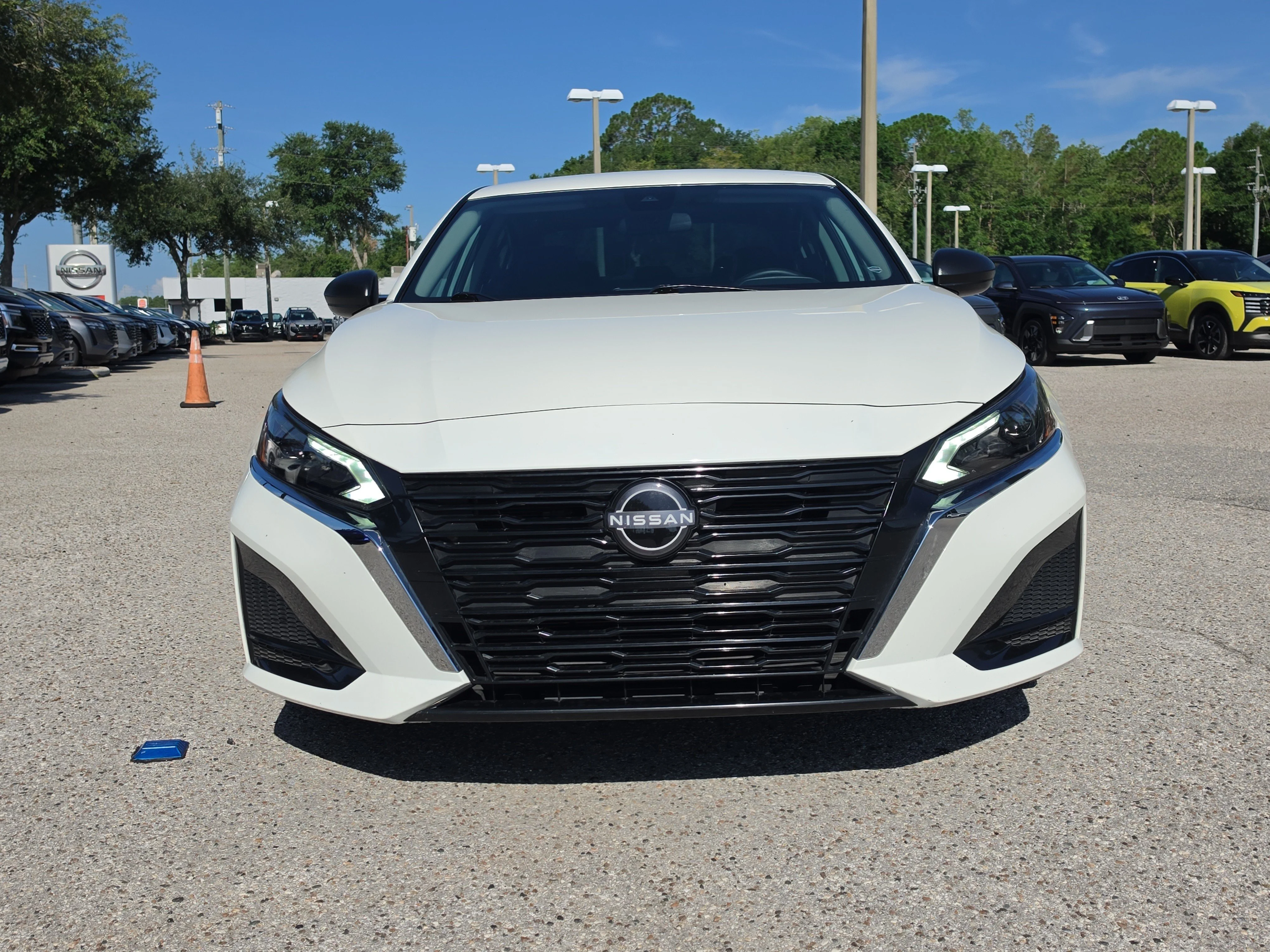 Certified Used 2025 Glacier White Nissan S image 3