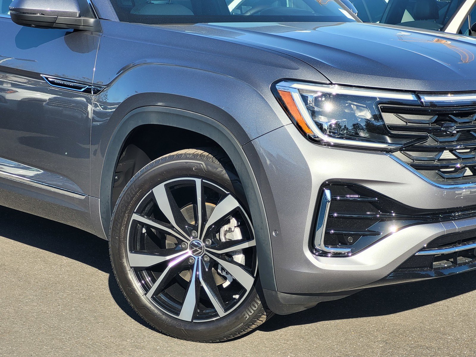 New 2025 Volkswagen Atlas Cross Sport 2.0T SEL Premium R-Line 4D