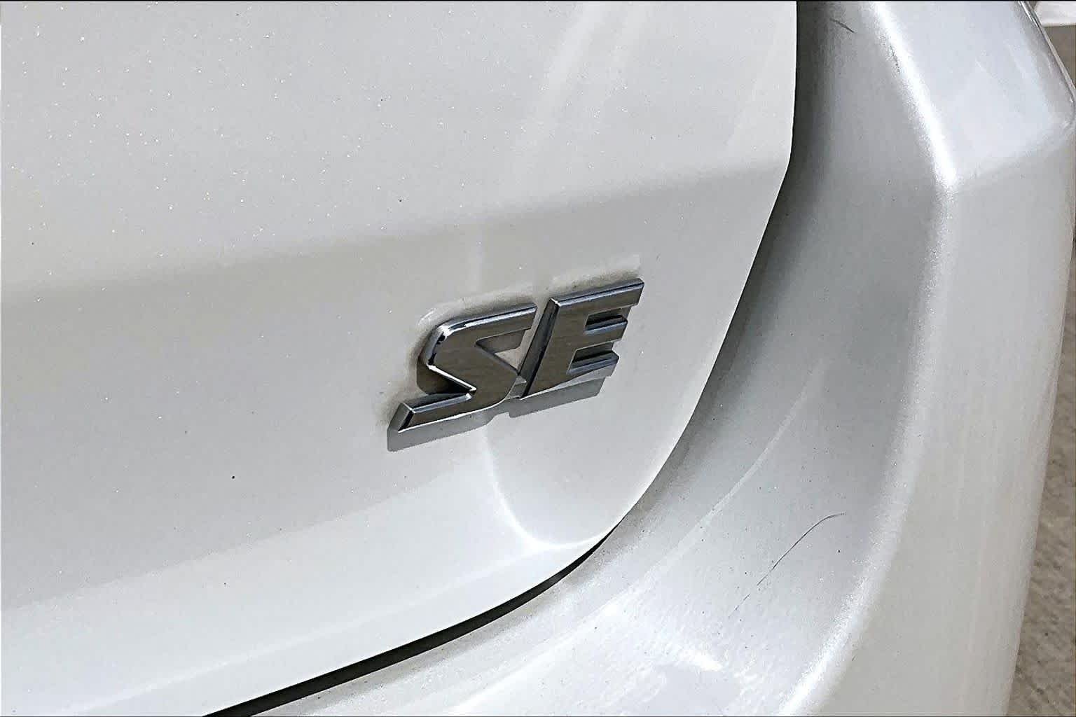 Used 2018 Blizzard Pearl Toyota SE image 15