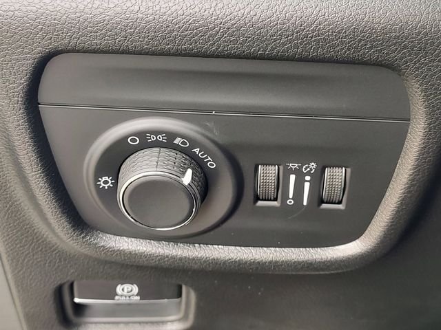 New 2026 Diamond Black Crystal Pearlcoat Jeep Laredo image 25