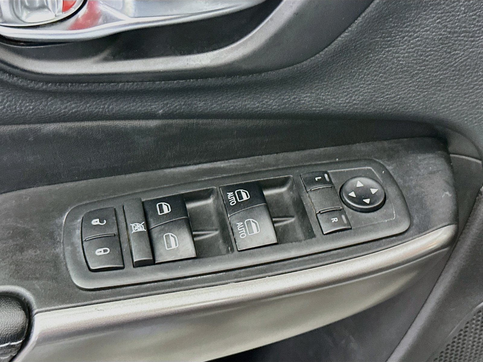 Used 2019 Billet Silver Metallic Clearcoat Jeep Latitude Plus image 17