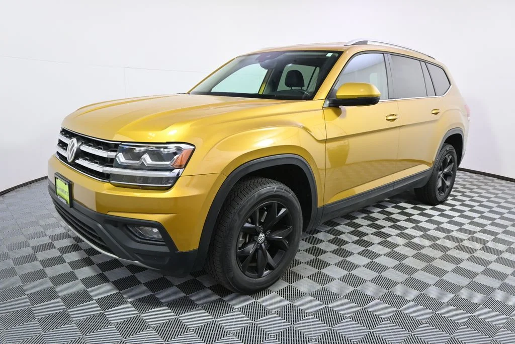 Used 2018 Volkswagen Atlas SE w/Tech with VIN 1V2LR2CA1JC528051 for sale in St. Louis Park, Minnesota