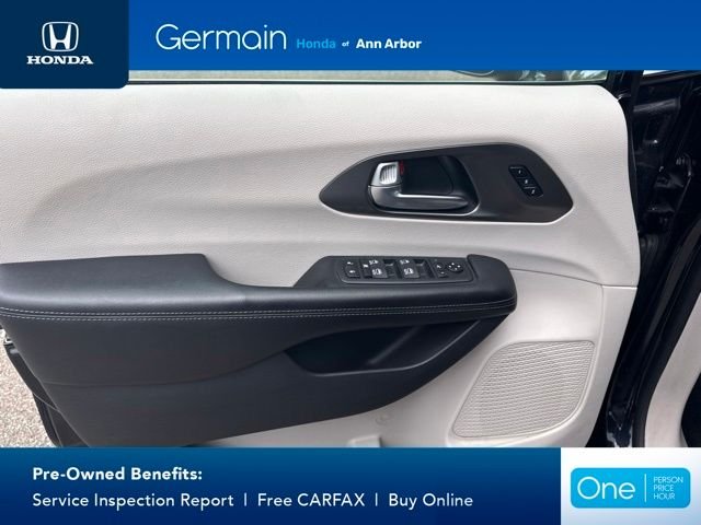 Used 2019 Brilliant Black Crystal Pearlcoat Chrysler Limited image 29