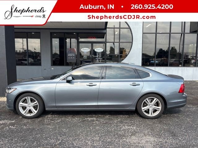 Used 2018 Gray Volvo T5 Momentum image 1