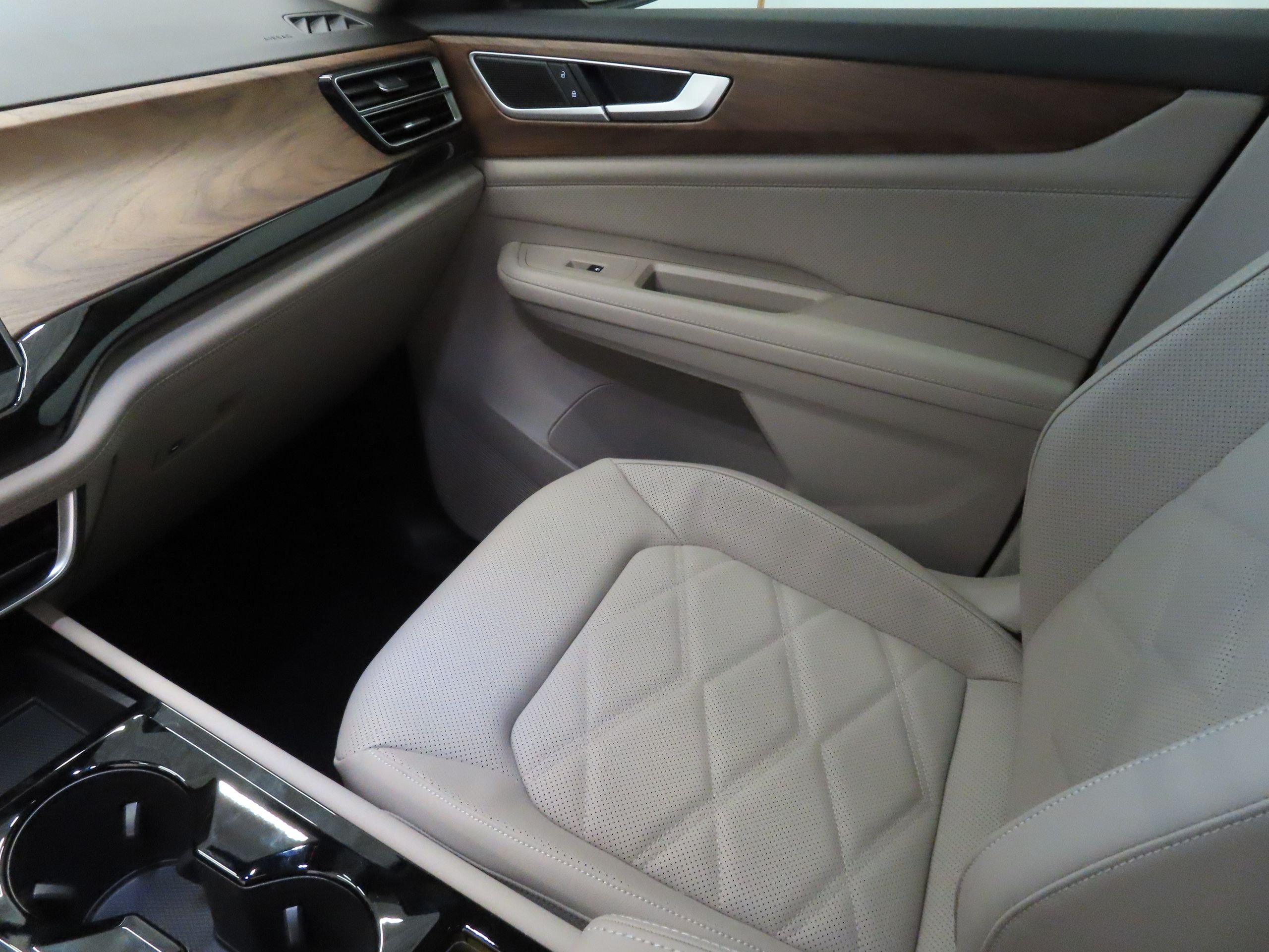 New 2026 Black Volkswagen 2.0T SE w/Technology image 18