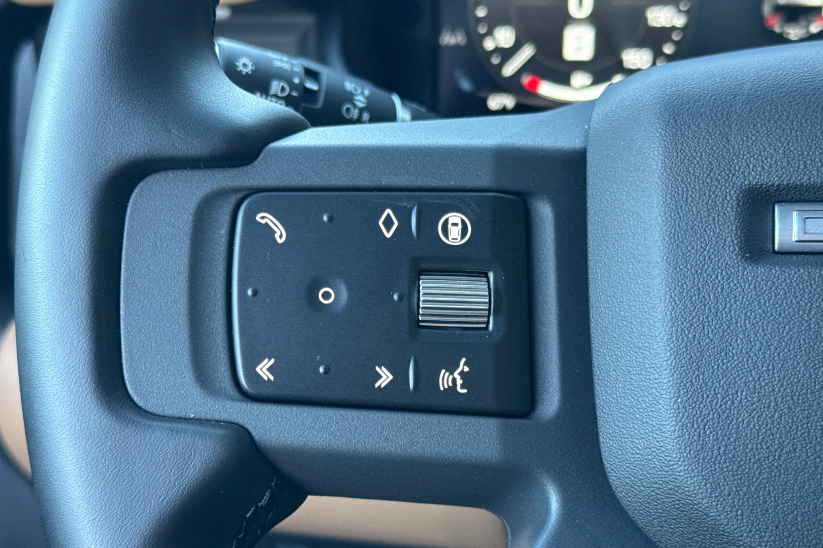 Certified Used 2026 White Land Rover X-Dynamic SE image 27