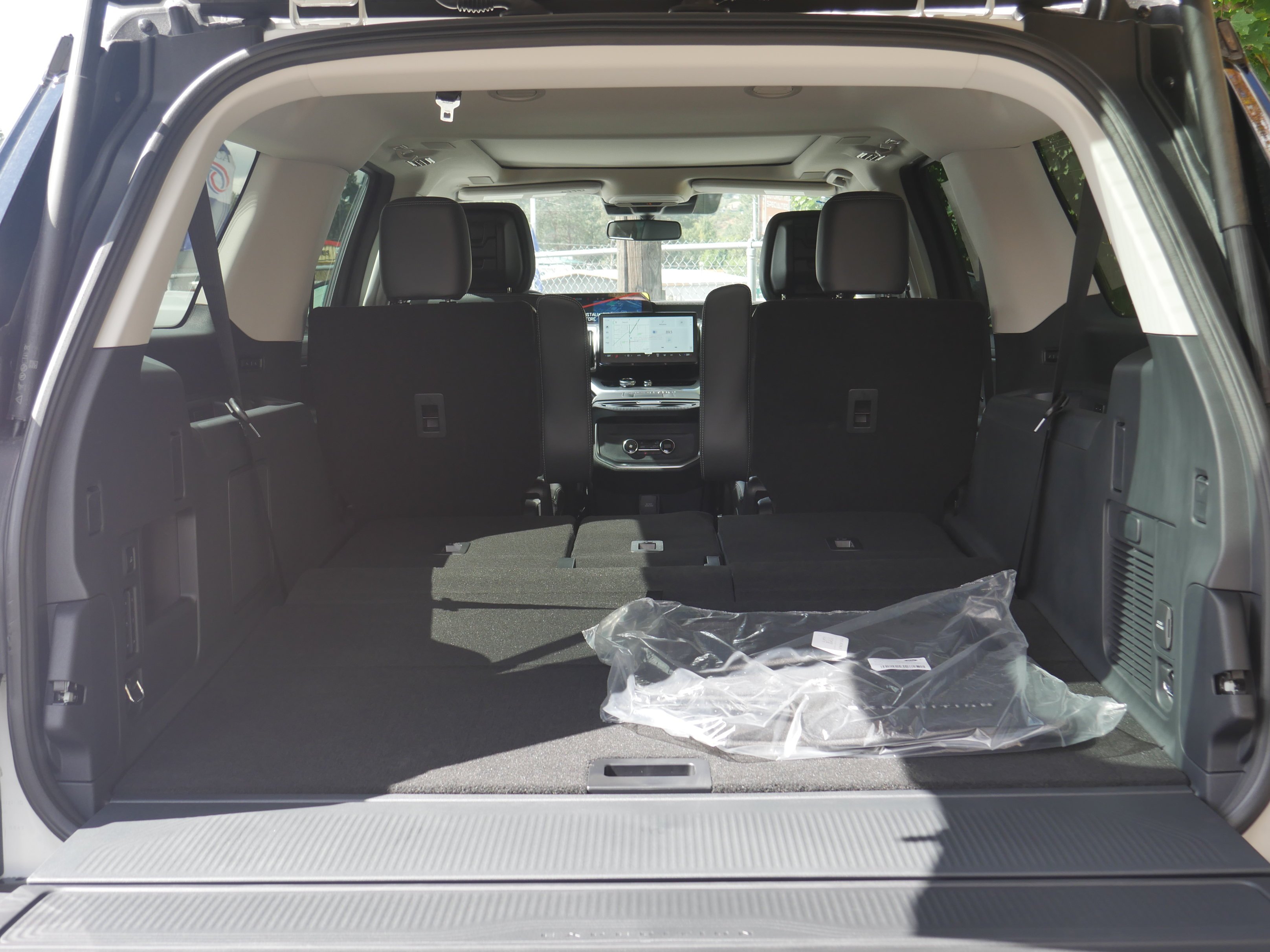 New 2027 Star White Metallic Tri-Coat Ford MAX Platinum image 26