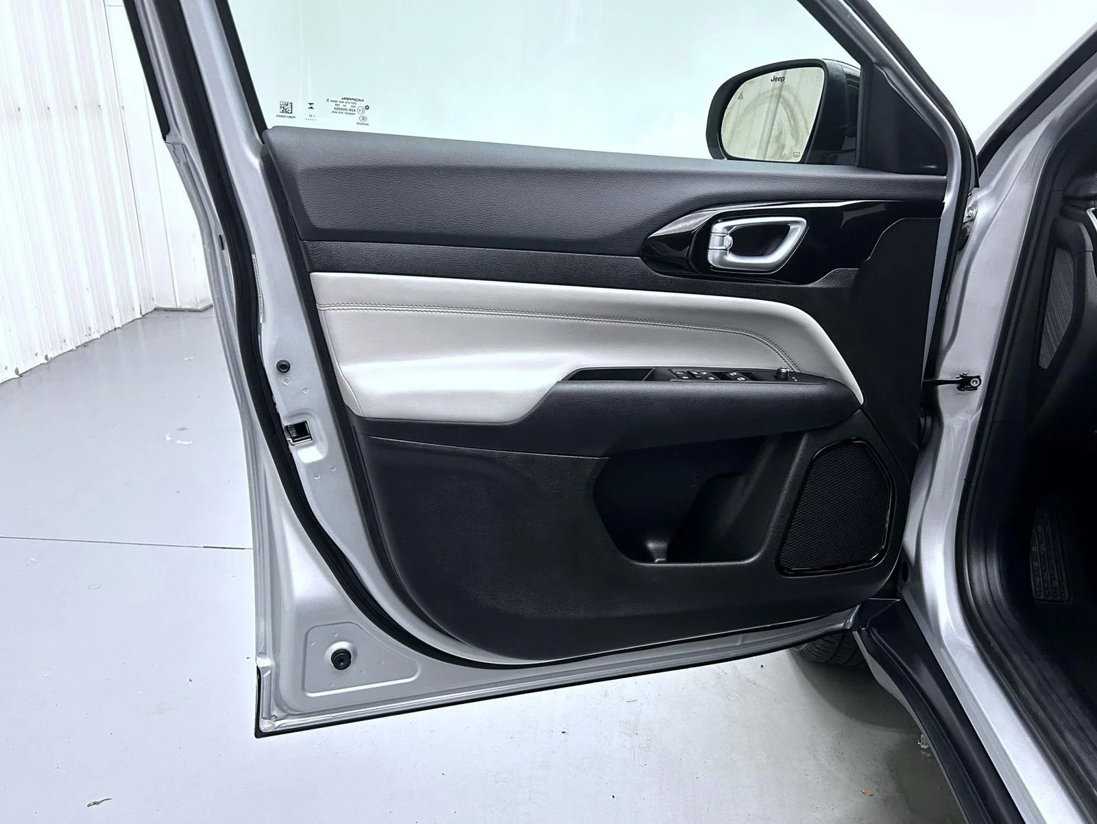 Used 2025 Silver Jeep Limited image 9